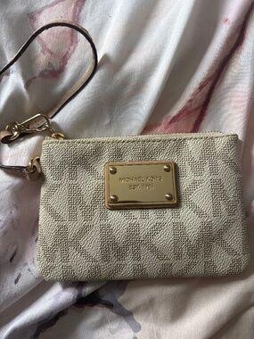 Michael kors wristlet purse